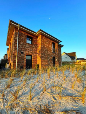 Haus Viking mit 2 Ferienwohnungen Bjorn 4 Pers und Floki 6 Pers mit Düne und Garten